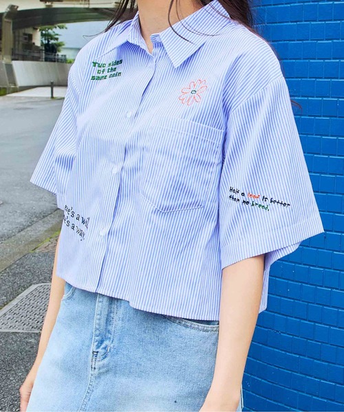 GORGE(ゴージ)の「《クロップ丈×刺繍アクセント》レディース 半袖シャツ ストライプ 無地 春夏秋(シャツ/ブラウス・レディース・ストライプ/オフホワイト/サックスブルー・F)」の3枚目の写真
