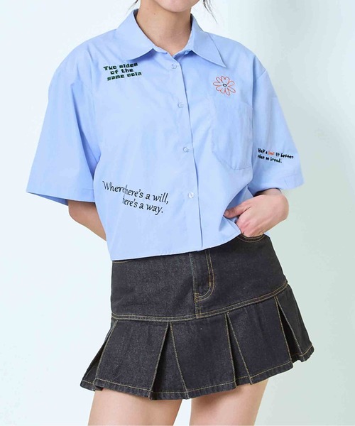 GORGE(ゴージ)の「《クロップ丈×刺繍アクセント》レディース 半袖シャツ ストライプ 無地 春夏秋(シャツ/ブラウス・レディース・ストライプ/オフホワイト/サックスブルー・F)」の2枚目の写真