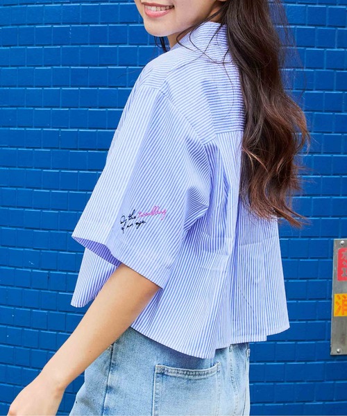 GORGE(ゴージ)の「《クロップ丈×刺繍アクセント》レディース 半袖シャツ ストライプ 無地 春夏秋(シャツ/ブラウス・レディース・ストライプ/オフホワイト/サックスブルー・F)」の11枚目の写真