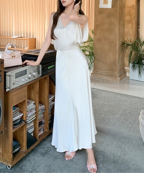 Vネックオープンショルダーサテンロングドレス（ワンピース）｜AMAJI