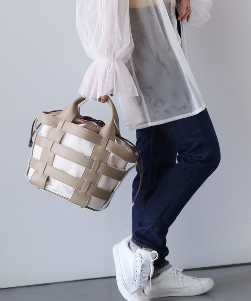 sankyo shokai（サンキョウショウカイ）の「牛床革 2way かごバッグ（かごバッグ・レディース・グレイッシュベージュ/ブラック・FREE）」の3枚目の写真