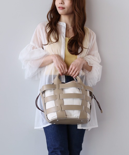 sankyo shokai（サンキョウショウカイ）の「牛床革 2way かごバッグ（かごバッグ・レディース・グレイッシュベージュ/ブラック・FREE）」の6枚目の写真