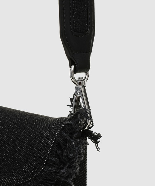GANNI（ガニー）の「Apo-G Wallet Denim Raw Edge（ショルダーバッグ・レディース・ブラック・ONE SIZE）」の4枚目の写真