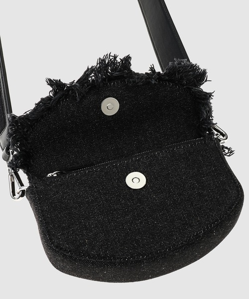GANNI（ガニー）の「Apo-G Wallet Denim Raw Edge（ショルダーバッグ・レディース・ブラック・ONE SIZE）」の7枚目の写真
