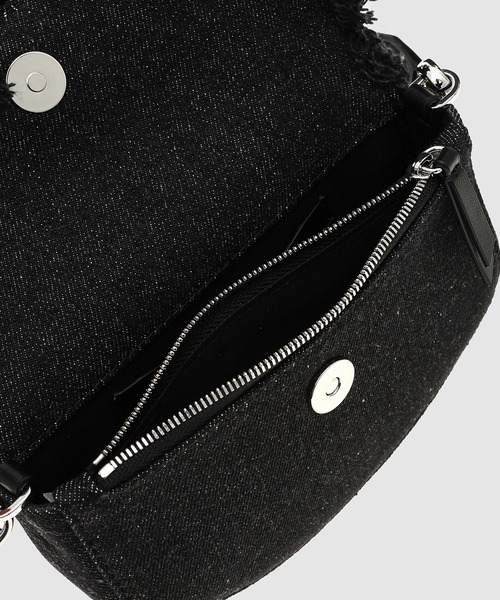 GANNI（ガニー）の「Apo-G Wallet Denim Raw Edge（ショルダーバッグ・レディース・ブラック・ONE SIZE）」の8枚目の写真