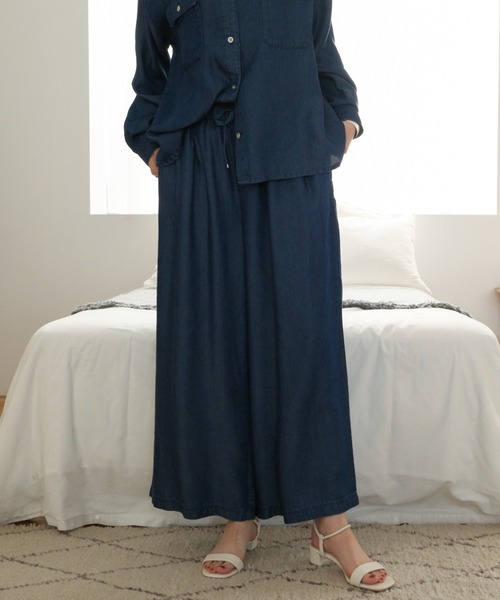 Elura(エルーラ)の「ライトギャザーデニム / 580448(デニムパンツ・レディース・ネイビー/ブルー・MEDIUM/LARGE)」の2枚目の写真