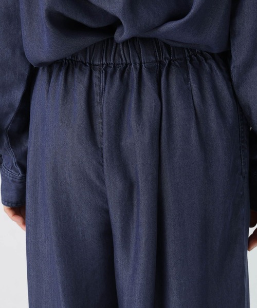 Elura(エルーラ)の「ライトギャザーデニム / 580448(デニムパンツ・レディース・ネイビー/ブルー・MEDIUM/LARGE)」の14枚目の写真