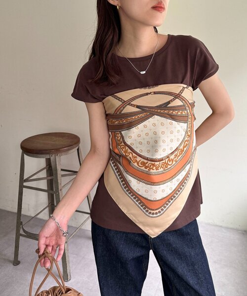 DISCOAT（ディスコート）の「【WEB限定】パネルプリント大判スカーフ（バンダナ/スカーフ・レディース・ネイビー/ベージュ/レッド・FREE）」の2枚目の写真