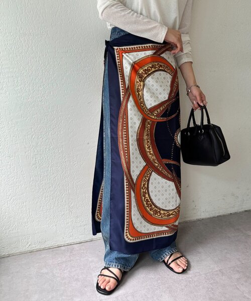 DISCOAT（ディスコート）の「【WEB限定】パネルプリント大判スカーフ（バンダナ/スカーフ・レディース・ネイビー/ベージュ/レッド・FREE）」の3枚目の写真