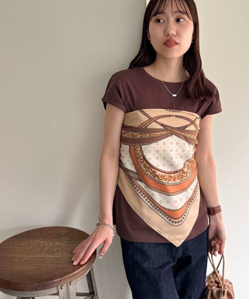 DISCOAT（ディスコート）の「【WEB限定】パネルプリント大判スカーフ（バンダナ/スカーフ・レディース・ネイビー/ベージュ/レッド・FREE）」の4枚目の写真