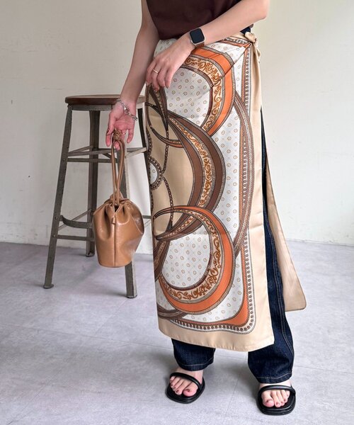 DISCOAT（ディスコート）の「【WEB限定】パネルプリント大判スカーフ（バンダナ/スカーフ・レディース・ネイビー/ベージュ/レッド・FREE）」の8枚目の写真