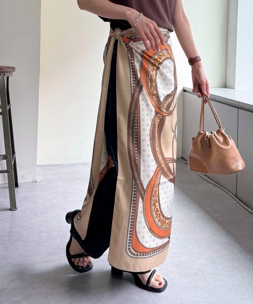 DISCOAT（ディスコート）の「【WEB限定】パネルプリント大判スカーフ（バンダナ/スカーフ・レディース・ネイビー/ベージュ/レッド・FREE）」の10枚目の写真