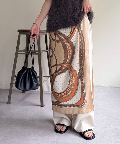 DISCOAT（ディスコート）の「【WEB限定】パネルプリント大判スカーフ（バンダナ/スカーフ・レディース・ネイビー/ベージュ/レッド・FREE）」の12枚目の写真