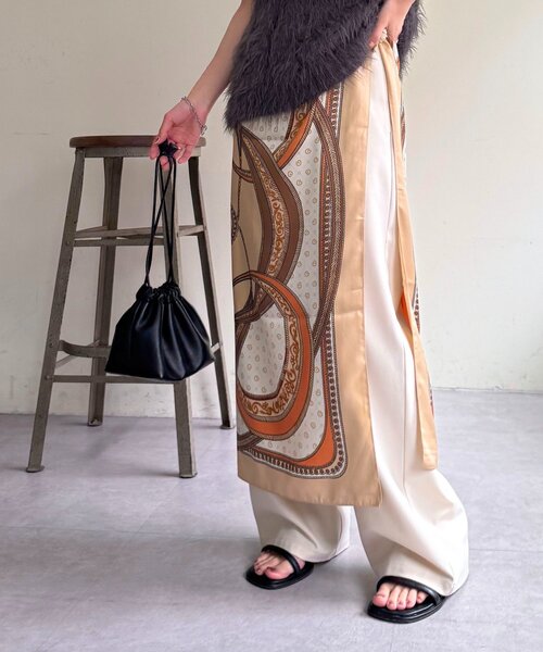 DISCOAT（ディスコート）の「【WEB限定】パネルプリント大判スカーフ（バンダナ/スカーフ・レディース・ネイビー/ベージュ/レッド・FREE）」の13枚目の写真