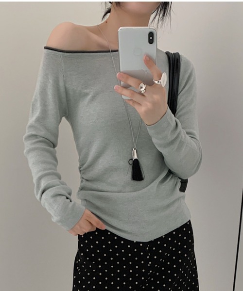 Eclat one(エクラワン)の「【Eclat one】バイカラー ワンショル サイド シャーリング ニット(Tシャツ/カットソー・レディース・ブラウン/ブラック/オフホワイト/グレー/グリーン・FREE)」の4枚目の写真