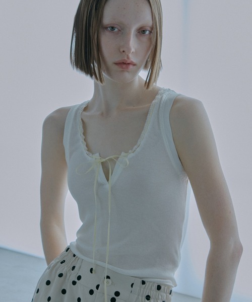 LE CIEL BLEU（ルシェルブルー）の「リボントリムドネックラインタンク / Ribbon-trimmed Neckline Tank（Tシャツ/カットソー・レディース・チャコールグレー/ホワイト・36）」の2枚目の写真