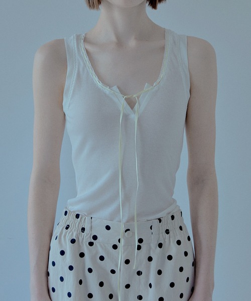 LE CIEL BLEU（ルシェルブルー）の「リボントリムドネックラインタンク / Ribbon-trimmed Neckline Tank（Tシャツ/カットソー・レディース・チャコールグレー/ホワイト・36）」の5枚目の写真