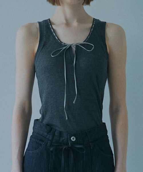 LE CIEL BLEU（ルシェルブルー）の「リボントリムドネックラインタンク / Ribbon-trimmed Neckline Tank（Tシャツ/カットソー・レディース・チャコールグレー/ホワイト・36）」の13枚目の写真