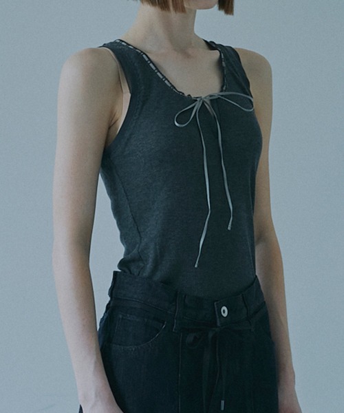 LE CIEL BLEU（ルシェルブルー）の「リボントリムドネックラインタンク / Ribbon-trimmed Neckline Tank（Tシャツ/カットソー・レディース・チャコールグレー/ホワイト・36）」の12枚目の写真
