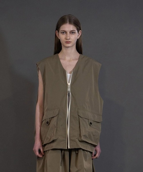 my beautiful landlet(マイビューティフルランドレット)の「【my beautiful landlet】 POLYESTER YARN DYED GABARDINE ZIP VEST(ベスト・メンズ・カーキ/ネイビー/ブラック・1/0)」の8枚目の写真