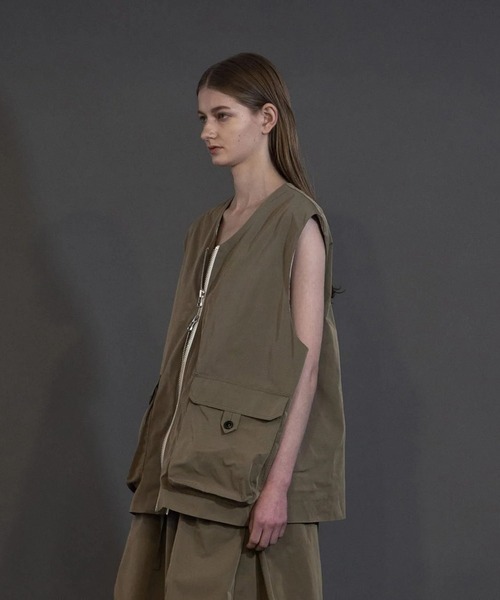 my beautiful landlet(マイビューティフルランドレット)の「【my beautiful landlet】 POLYESTER YARN DYED GABARDINE ZIP VEST(ベスト・メンズ・カーキ/ネイビー/ブラック・1/0)」の4枚目の写真
