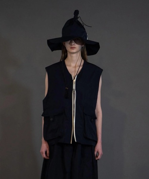 my beautiful landlet(マイビューティフルランドレット)の「【my beautiful landlet】 POLYESTER YARN DYED GABARDINE ZIP VEST(ベスト・メンズ・カーキ/ネイビー/ブラック・1/0)」の11枚目の写真