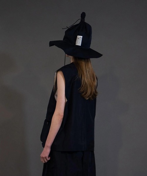 my beautiful landlet(マイビューティフルランドレット)の「【my beautiful landlet】 POLYESTER YARN DYED GABARDINE ZIP VEST(ベスト・メンズ・カーキ/ネイビー/ブラック・1/0)」の7枚目の写真