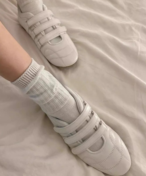 mebole(メボレ)の「ベルクロスニーカー(スニーカー・レディース・アイボリー/ブラック/シルバー・SMALL/MEDIUM/LARGE)」の2枚目の写真