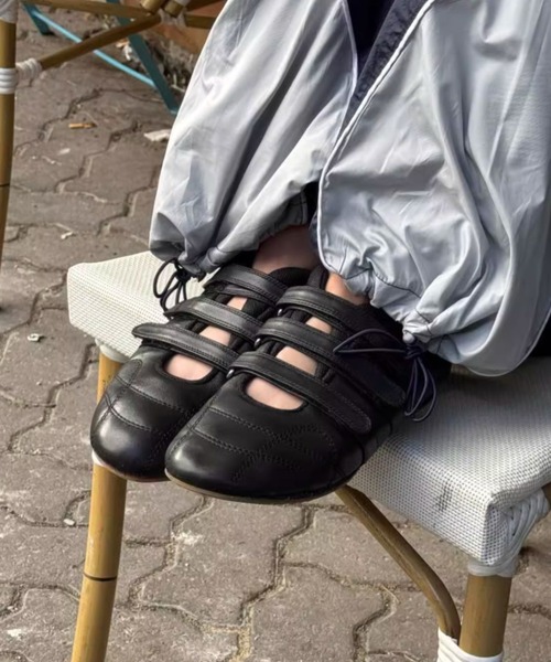 mebole(メボレ)の「ベルクロスニーカー(スニーカー・レディース・アイボリー/ブラック/シルバー・SMALL/MEDIUM/LARGE)」の3枚目の写真