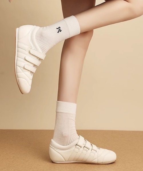 mebole(メボレ)の「ベルクロスニーカー(スニーカー・レディース・アイボリー/ブラック/シルバー・SMALL/MEDIUM/LARGE)」の6枚目の写真