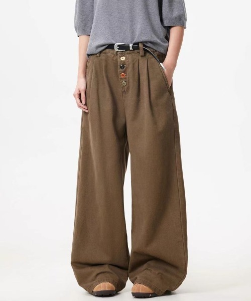FreeZone(フリーゾーン)の「カラーボタンデザイン ワイドパンツ(カーゴパンツ・メンズ・ブラウン/グレー・L/M/S)」の2枚目の写真