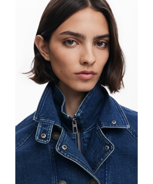Desigual（デシグアル）の「ダブルカラー クロップド丈 トラッカーデニムジャケット（デニムジャケット・レディース・ブルー・S/M/L/XL/XS）」の2枚目の写真