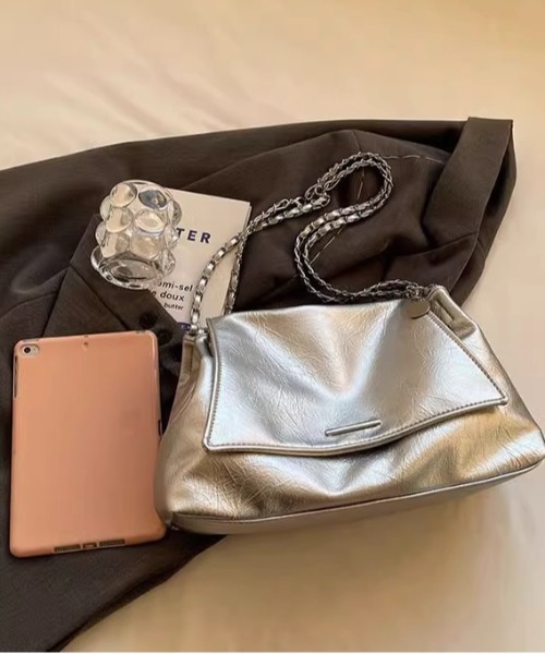Burner(バーナー)の「【OKUOKU 0909】フェイクレザー チェーンフラップ ショルダーバッグ oku-bag-6-31【RBTS】(ショルダーバッグ・レディース・シルバー/ブラック・FREE)」の6枚目の写真
