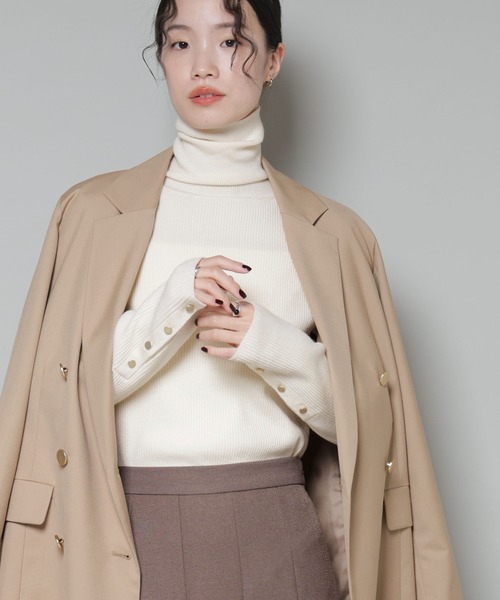 NANO universe(ナノユニバース)の「洗濯機洗可メタルボタンリブニット(ニット/セーター・レディース・オフホワイト/ブラック/ライトグレー・FREE)」の2枚目の写真