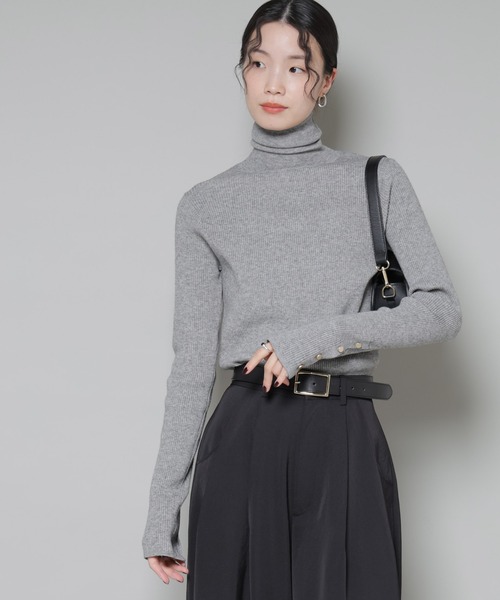 NANO universe(ナノユニバース)の「洗濯機洗可メタルボタンリブニット(ニット/セーター・レディース・オフホワイト/ブラック/ライトグレー・FREE)」の3枚目の写真