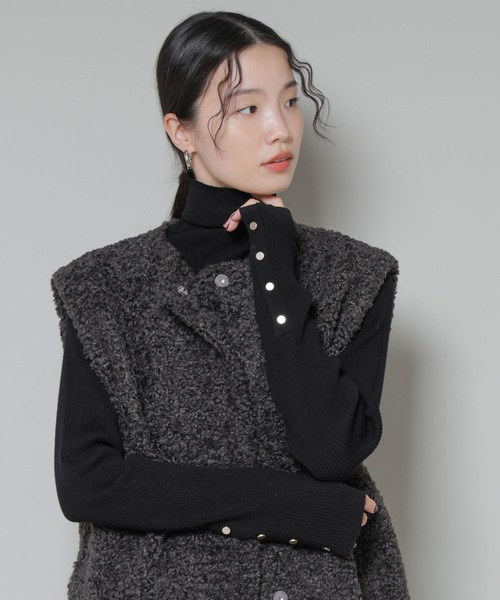 NANO universe(ナノユニバース)の「洗濯機洗可メタルボタンリブニット(ニット/セーター・レディース・オフホワイト/ブラック/ライトグレー・FREE)」の1枚目の写真