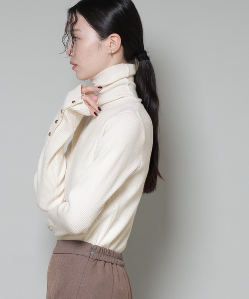 NANO universe(ナノユニバース)の「洗濯機洗可メタルボタンリブニット(ニット/セーター・レディース・オフホワイト/ブラック/ライトグレー・FREE)」の12枚目の写真