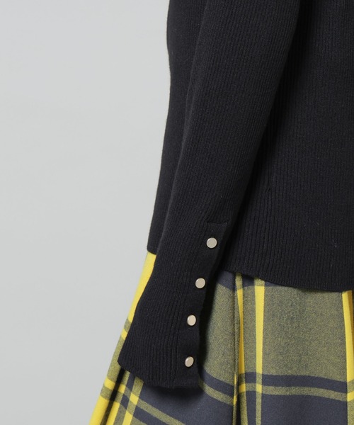 NANO universe(ナノユニバース)の「洗濯機洗可メタルボタンリブニット(ニット/セーター・レディース・オフホワイト/ブラック/ライトグレー・FREE)」の4枚目の写真