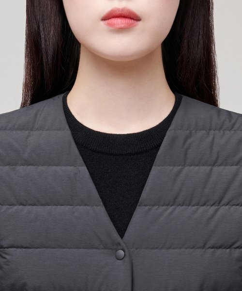 MUSINSA STANDARD WOMAN（ムシンサスタンダードウーマン）の「ウィメンズトランスフォームラウンドネックライトダウンベスト[チャコールグレー]（ダウンベスト・レディース・その他・SMALL/X-SMALL/MEDIUM/LARGE）」の6枚目の写真