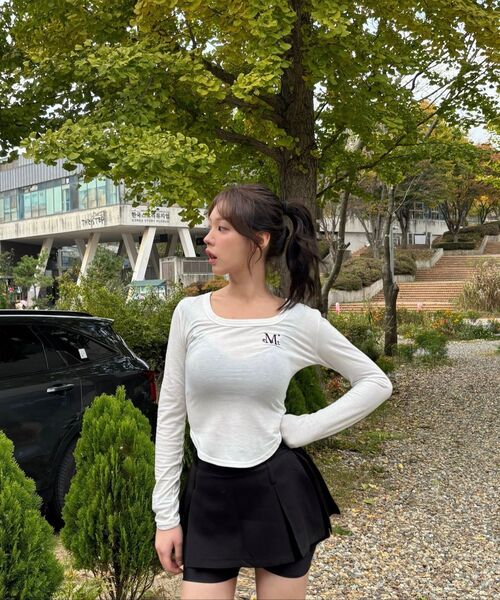 MUCENT(ムセント)の「マリエルスクエアネックグルミクロップ長袖Tシャツ(6カラー)(Tシャツ/カットソー・レディース・チャコールグレー/ブラック/ブラウン/グレー/アイボリー/PINK・FREE)」の10枚目の写真