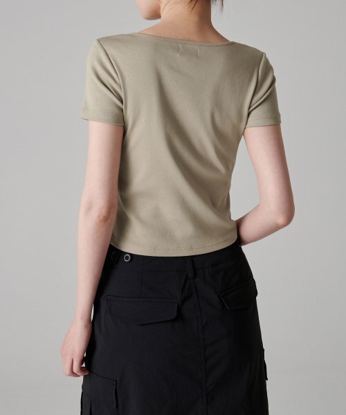 MUSINSA STANDARD WOMAN（ムシンサスタンダードウーマン）の「ウィメンズスリムスクエアネックTシャツ[ダスティベージュ]（Tシャツ/カットソー・レディース・その他・SMALL/MEDIUM/LARGE/X-SMALL）」の4枚目の写真