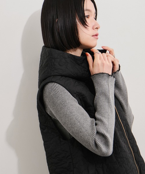 le cercle ADAM ET ROPE'（ルセルクルアダムエロペ）の「刺繍キルトフードベスト（ベスト・レディース・ブラック/オフホワイト・FREE）」の10枚目の写真