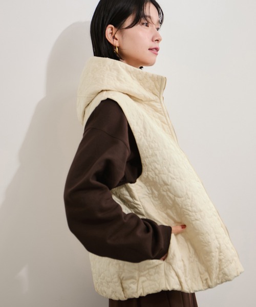 le cercle ADAM ET ROPE'（ルセルクルアダムエロペ）の「刺繍キルトフードベスト（ベスト・レディース・ブラック/オフホワイト・FREE）」の12枚目の写真