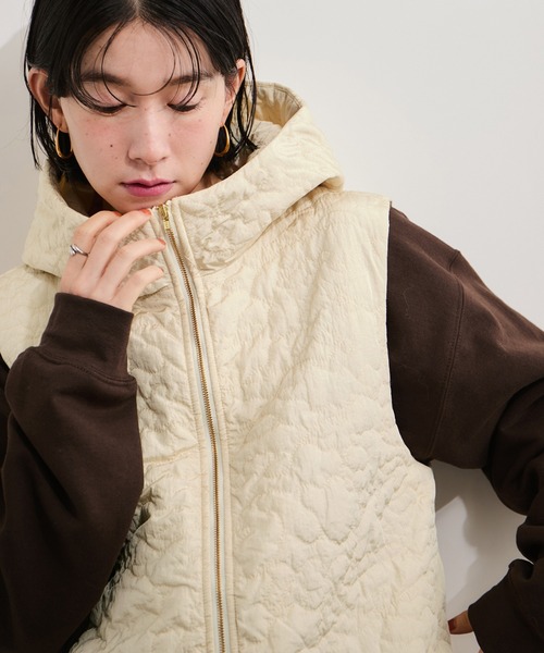 le cercle ADAM ET ROPE'（ルセルクルアダムエロペ）の「刺繍キルトフードベスト（ベスト・レディース・ブラック/オフホワイト・FREE）」の13枚目の写真