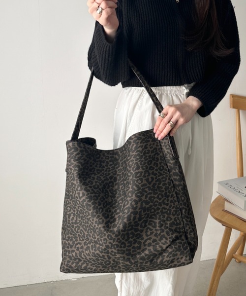 wears(ウェアーズ)の「レオパード柄ワンハンドルトートバッグ スクエアトートバッグ(トートバッグ・レディース・ブラック/ブラウン・FREE)」の4枚目の写真