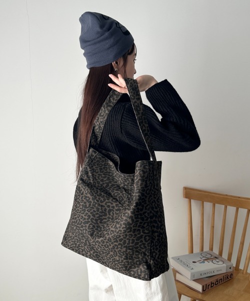 wears(ウェアーズ)の「レオパード柄ワンハンドルトートバッグ スクエアトートバッグ(トートバッグ・レディース・ブラック/ブラウン・FREE)」の6枚目の写真
