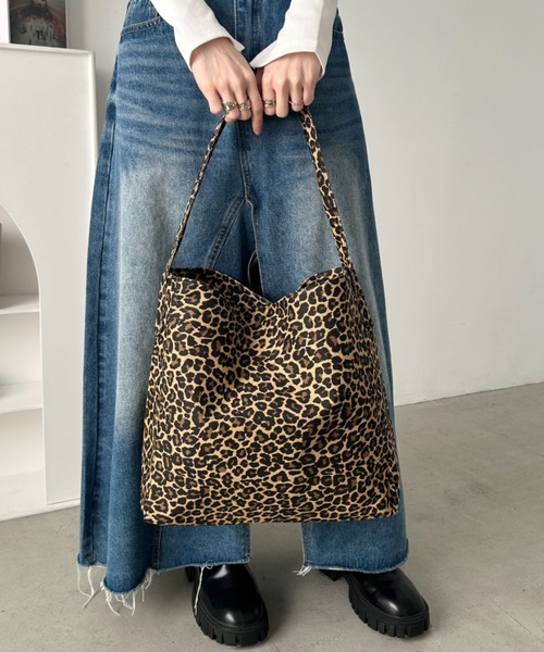 wears(ウェアーズ)の「レオパード柄ワンハンドルトートバッグ スクエアトートバッグ(トートバッグ・レディース・ブラック/ブラウン・FREE)」の12枚目の写真