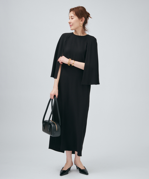 VERMEIL par iena(ヴェルメイユパーイエナ)の「ACEPOLYバックサテンケープ風ワンピース(ワンピース・レディース・ネイビー/ブラック・36/38)」の3枚目の写真