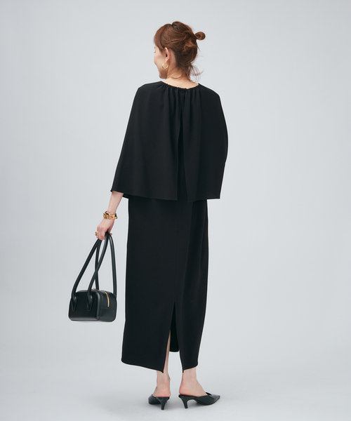 VERMEIL par iena(ヴェルメイユパーイエナ)の「ACEPOLYバックサテンケープ風ワンピース(ワンピース・レディース・ネイビー/ブラック・36/38)」の4枚目の写真