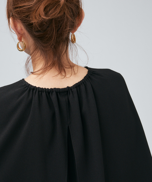 VERMEIL par iena(ヴェルメイユパーイエナ)の「ACEPOLYバックサテンケープ風ワンピース(ワンピース・レディース・ネイビー/ブラック・36/38)」の7枚目の写真